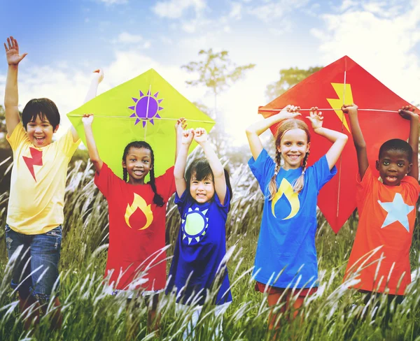 孩子们玩飞的风筝 — 图库照片