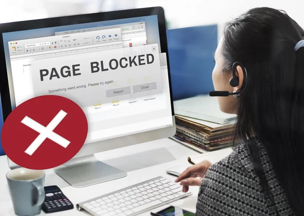 Geschäftsfrau arbeitet am Computer mit blockierter Seite — Stockfoto