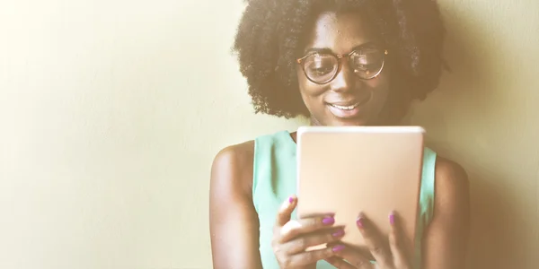 Vrouw met digitale tablet — Stockfoto