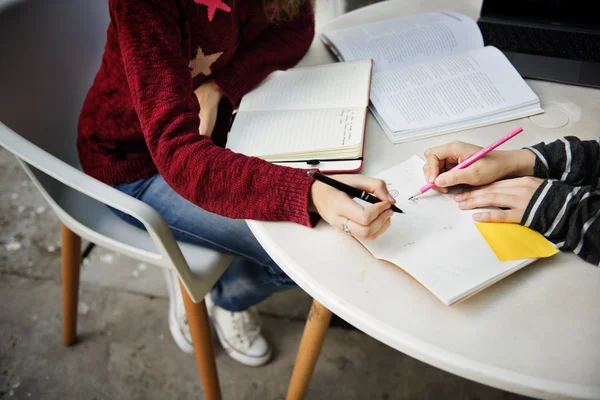 Frauenporträt mit Büchern — Stockfoto