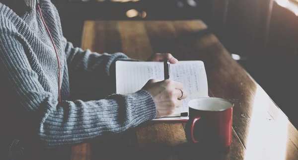 Woman writing in notebook — Stock Photo, Image