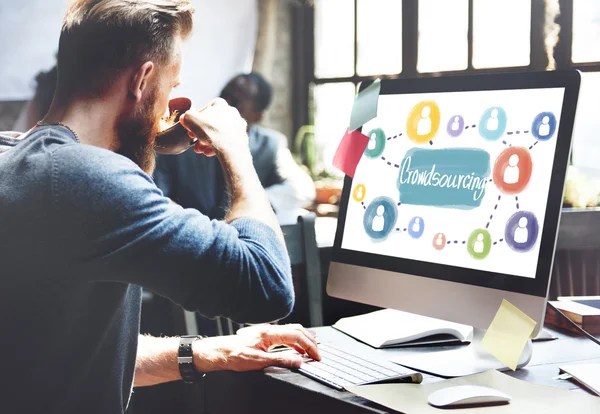 Hombre trabajando con computadora — Foto de Stock