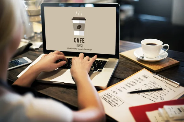 Kobieta z laptopa i filiżankę kawy — Zdjęcie stockowe