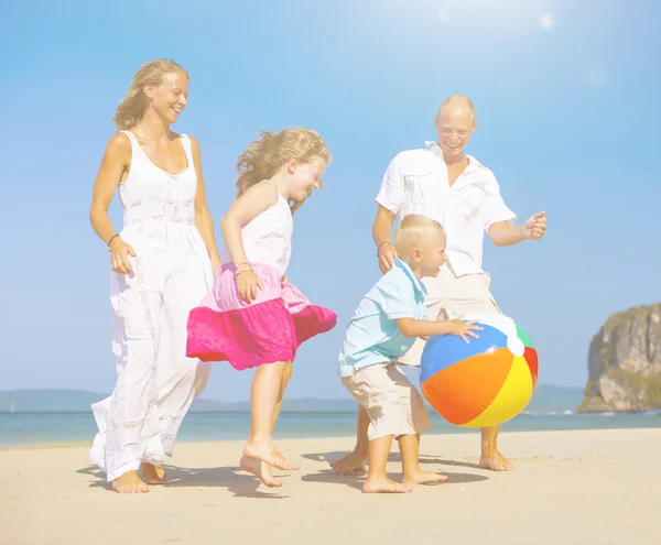 Счастливая семья с детьми на пляже — стоковое фото