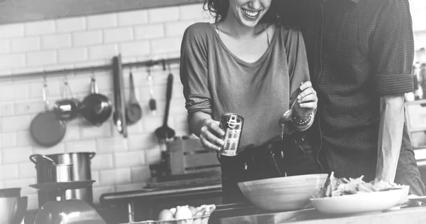 Portrait of happy couple in kitchen — Stock Photo, Image