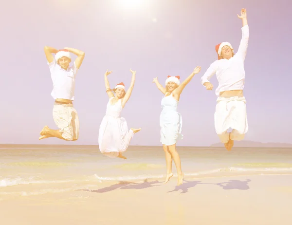 Casais celebrando na praia no Natal — Fotografia de Stock