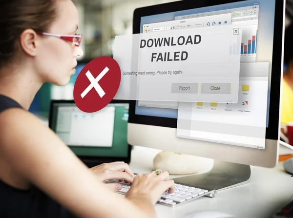 Zakenvrouw werken op de computer met het downloaden mislukt — Stockfoto