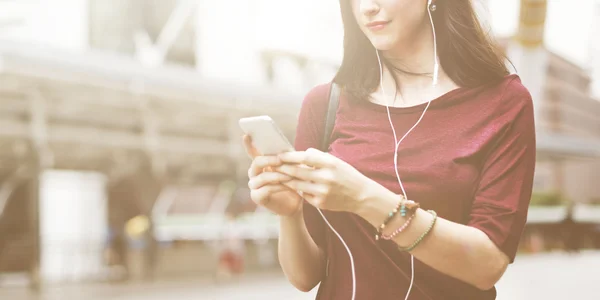 Mujer escuchando música —  Fotos de Stock