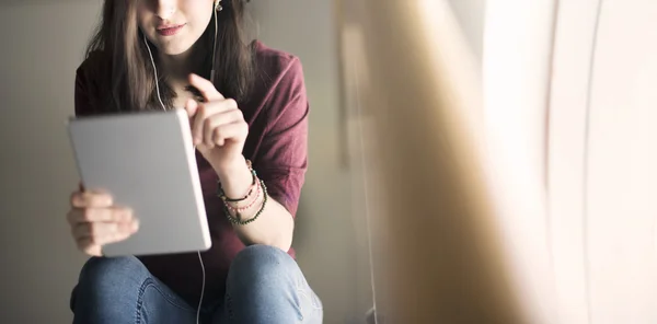 Femme utilisant une tablette numérique — Photo