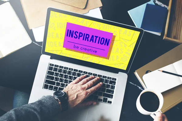 Laptop med inspiration koncept — Stockfoto