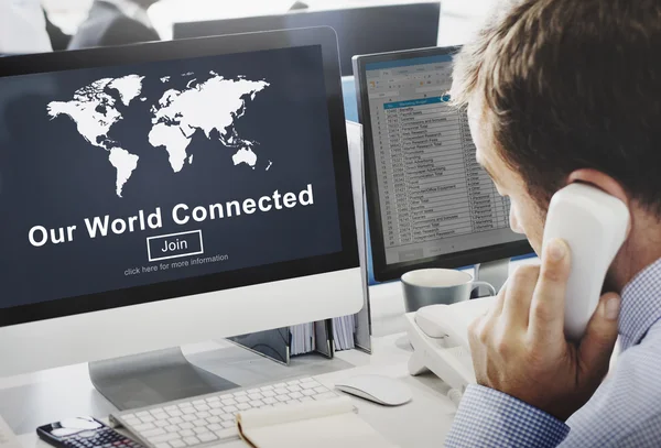 Zakenman die werken op de computer met de wereld verbonden — Stockfoto