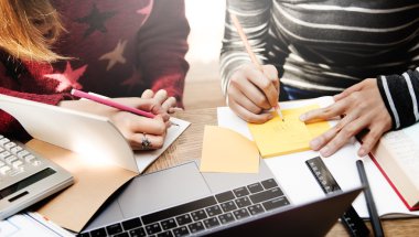 Kadınlar dizüstü bilgisayar ve kitap