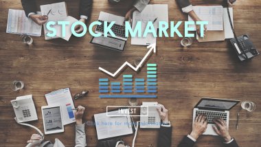 iş adamları iş başında elektronik cihazlar ile