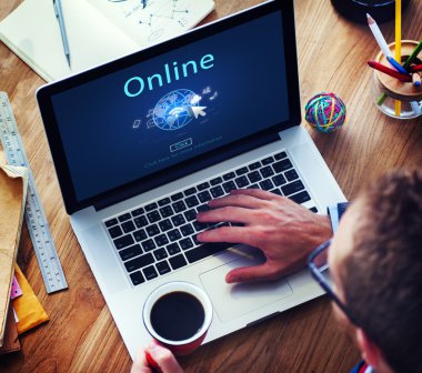 Ofis dizüstü bilgisayarda çalışan adam