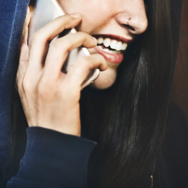 Cep telefonu kullanan kadın 