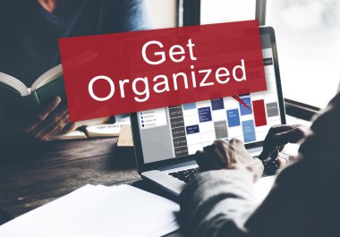 bilgisayarda çalışan adam