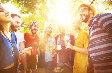 Arkadaşlar birlikte vakit geçiriyorlar.