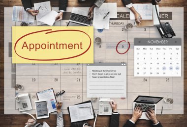 iş adamları iş başında elektronik cihazlar ile