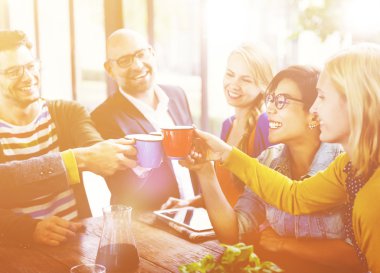 insanlar yeni start-up işlerini kutluyor