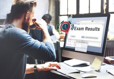 bilgisayarda çalışan adam