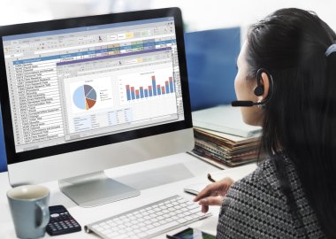 işkadını üstünde bilgisayar grafik ile çalışma