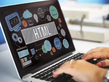 Dizüstü bilgisayar kullanan kadın