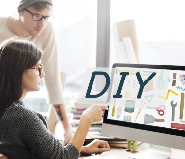 DIY ile monitörde gösterilen kadın