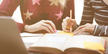 Kitaplar ile kadın portresi