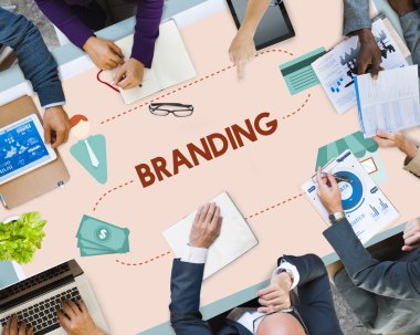 Bir grup insan birlikte çalışma 