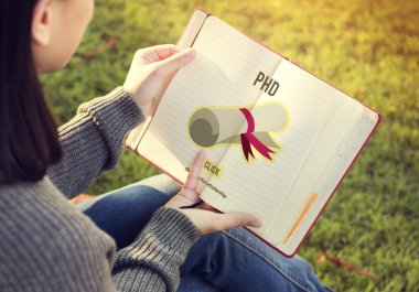 kadın kitap okumak ve doktora