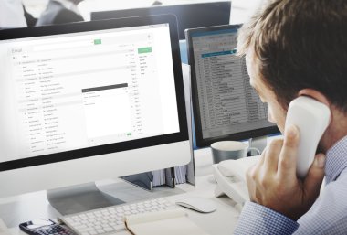 işadamı bilgisayarda e-posta ile çalışma