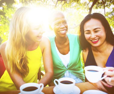 Arkadaşlar Out parti üzerinde asılı 