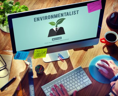 Bilgisayarda çalışan adam