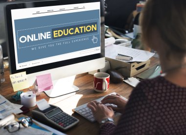 bilgisayar ile çalışan kadın