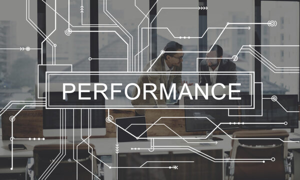 Коллеги обсуждают и работают
