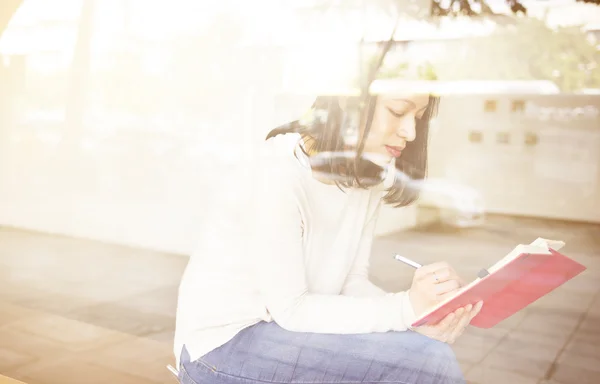 Vrouw schrijven in notebook — Stockfoto