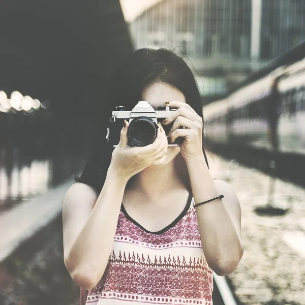 Chica haciendo fotos — Foto de Stock