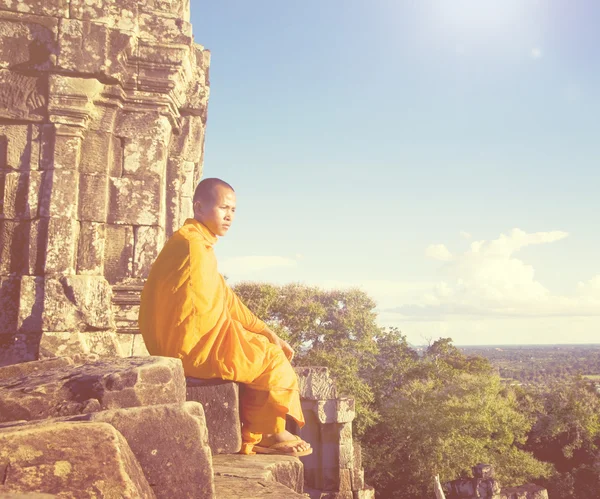 Monk, Angkor Wat düşünürken — Stok fotoğraf