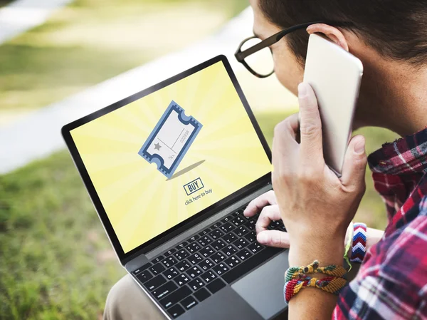 Man met digitale apparaten — Stockfoto