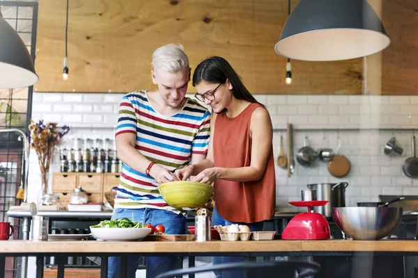 Retrato de pareja feliz en la cocina —  Fotos de Stock