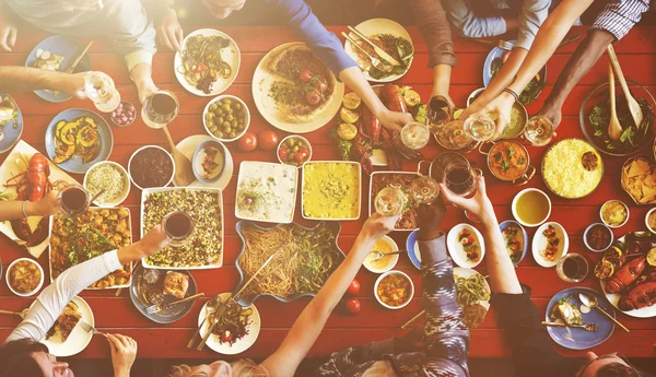 Gente disfrutando comida — Foto de Stock
