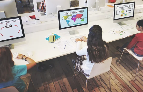 Kinderen met behulp van computers op school — Stockfoto