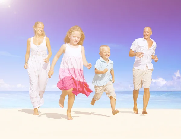 Famiglia felice con bambini in spiaggia — Foto Stock