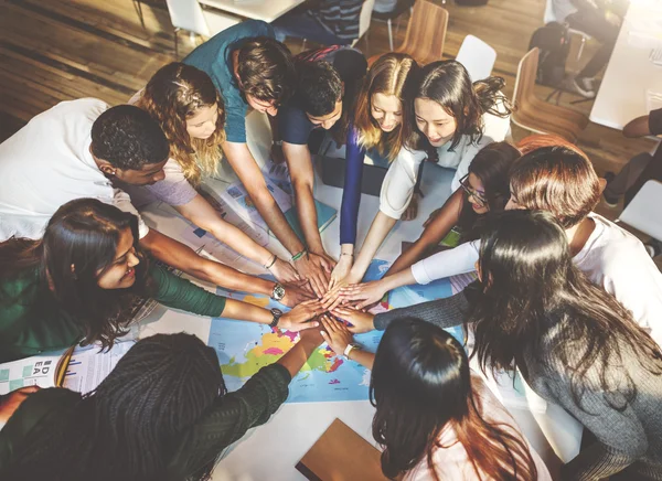 Étudiants multiethniques et heureux ensemble — Photo