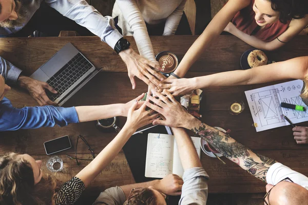 Persone che fanno mucchio di mani — Foto Stock