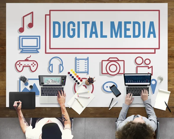 Tabell med digital media-konsept – stockfoto