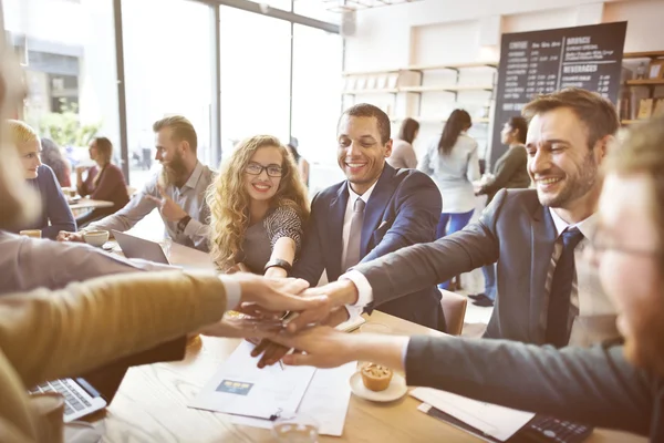 Menschen machen Haufen von Händen — Stockfoto