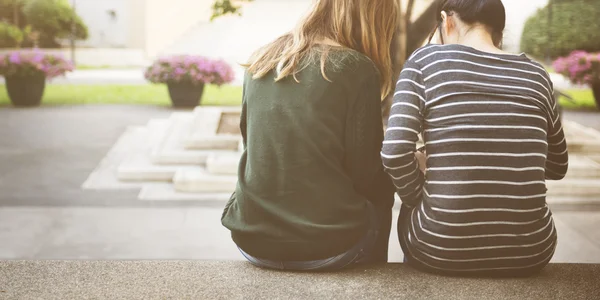 Freunde haben Spaß zusammen im Freien — Stockfoto