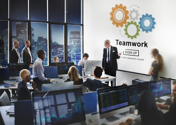 Geschäftsleute bei der Arbeit und Teamarbeit — Stockfoto
