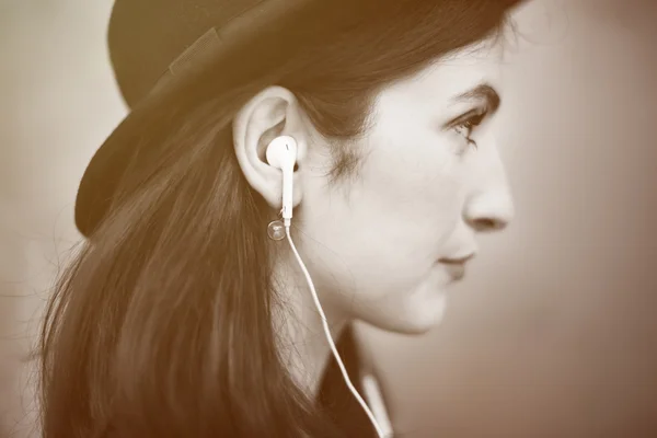 Mujer escuchando música — Foto de Stock